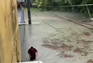 Rua alagada com a forte chuva, em Manaus — Foto: Rede Amazônica