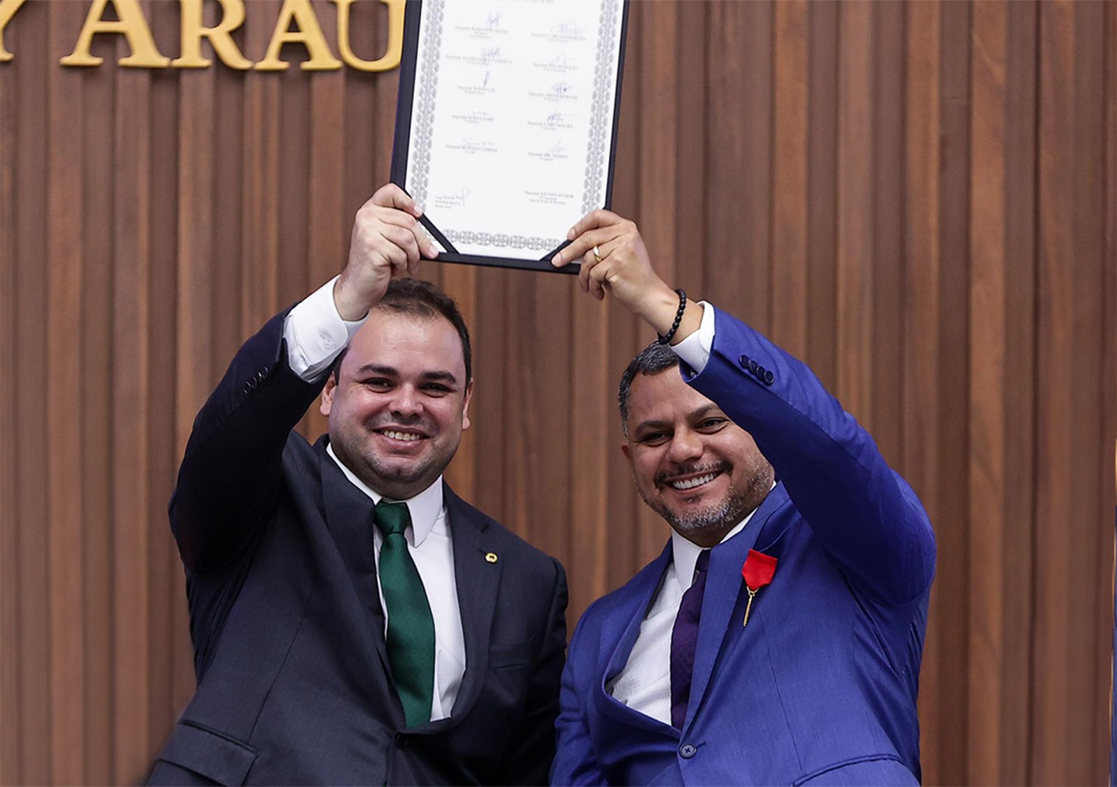 Roberto Cidade outorga a Medalha Ruy Araújo ao procurador-geral do MPE-AM, Alberto Rodrigues Nascimento