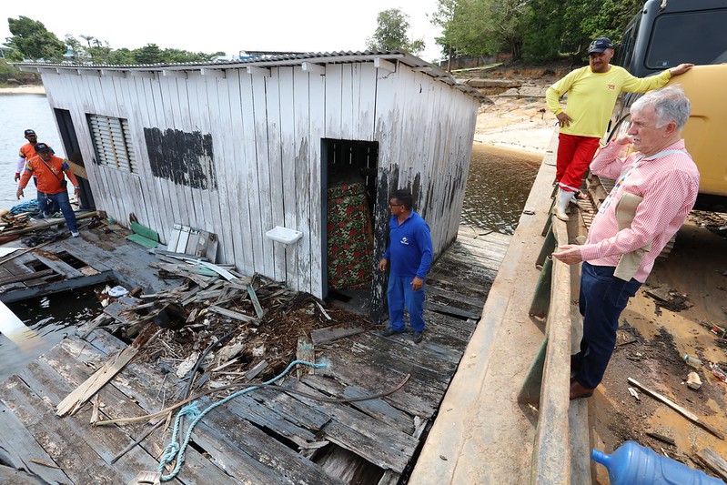 Seis flutuantes são removidos do Igarapé Tarumã-Açu em Manaus por decisão judicial